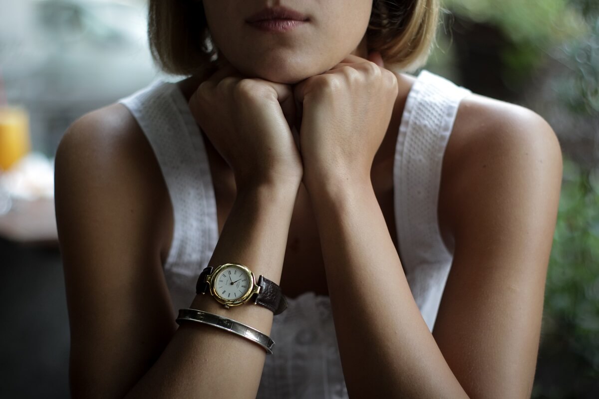 Laura Blog - Nettoyage de printemps 2019 - Penderie - Conseils - Femme portant une montre
