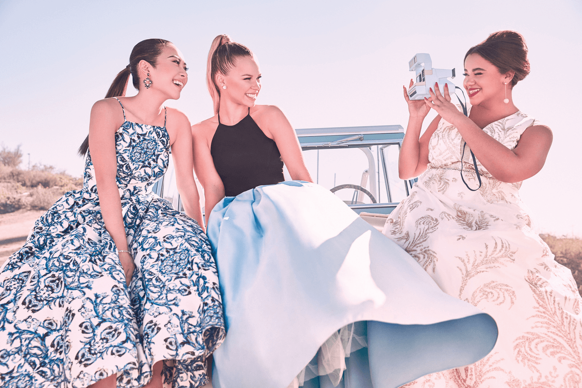 Laura - Jeunes filles prenant des photos sur une voiture - Collection robes de bal 2019