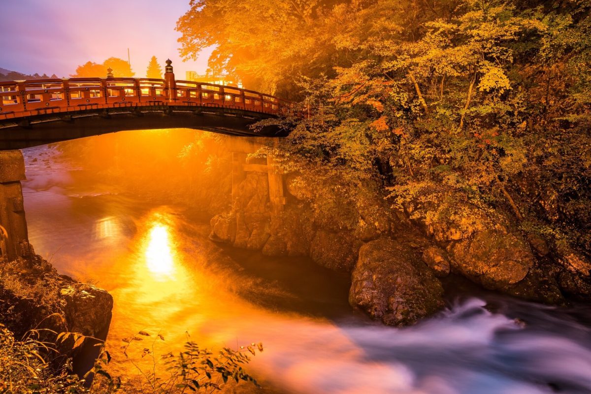 Vacances 2020 - Un pont sur une rivière au coucher du soleil à Nikko, Japon.