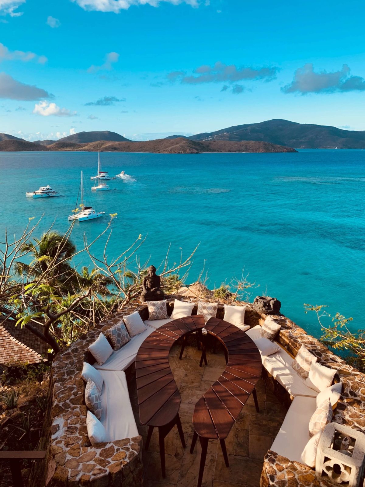 Vacances 2020 - Une vue des bateaux sur l'océan depuis une salle à manger en plein air dans les îles Vierges britanniques.