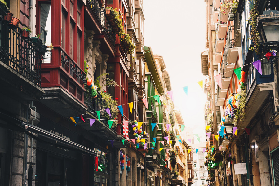 Vacances 2020 - Un chemin de ruelle dans le vieux quartier de Bilbao, Espagne.