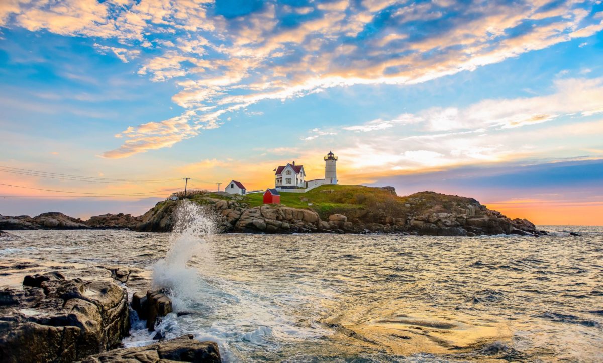 Vacances 2020 - Une vue du phare d'une île du Maine au coucher du soleil.