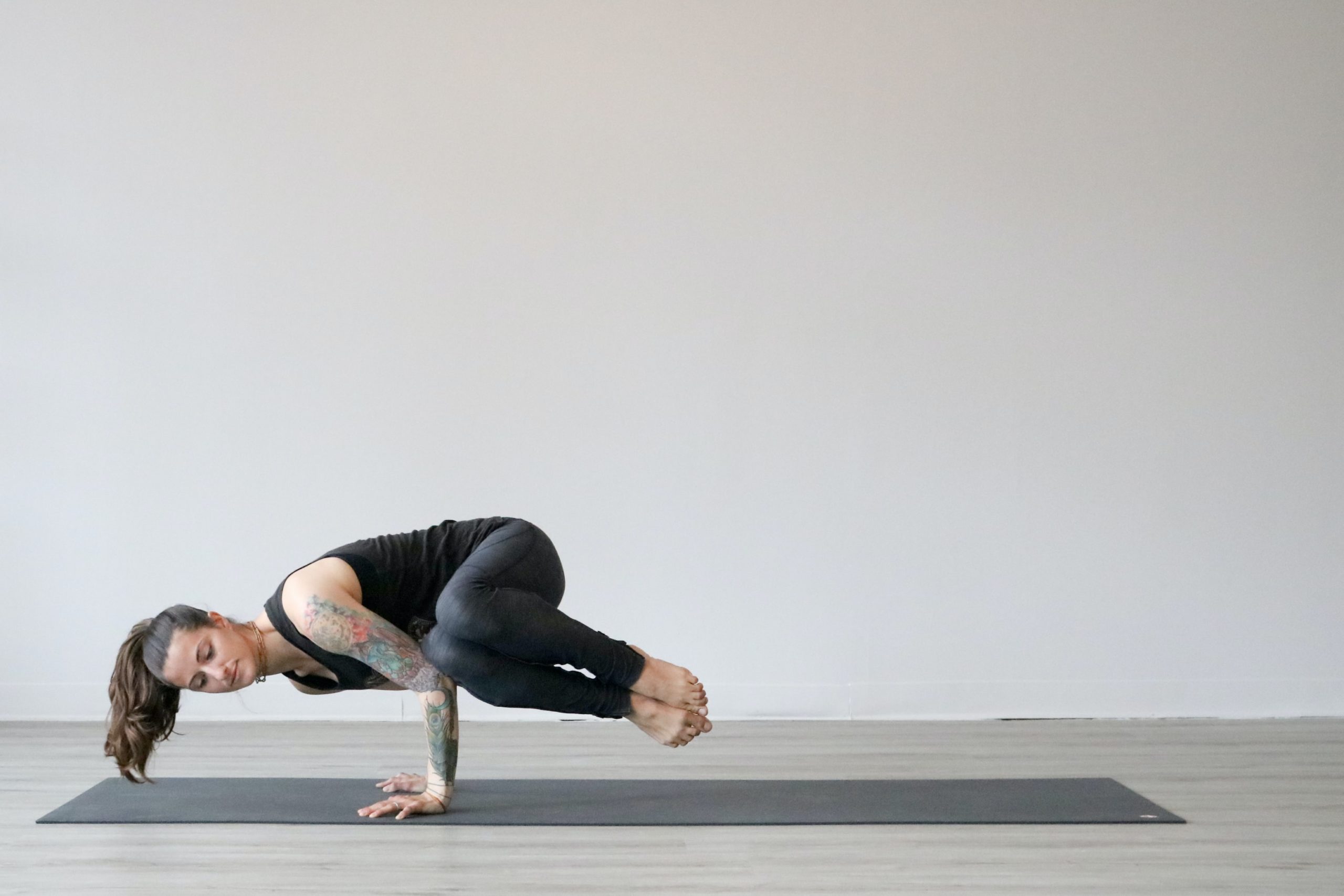 Femme dans la pose de yoga d'équilibre de bras